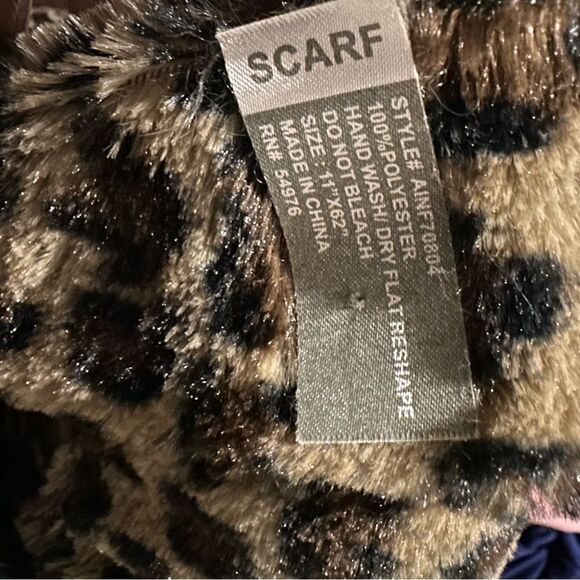 Very nice fluffy leopard print scarf
Good condition - Picture 3 of 3